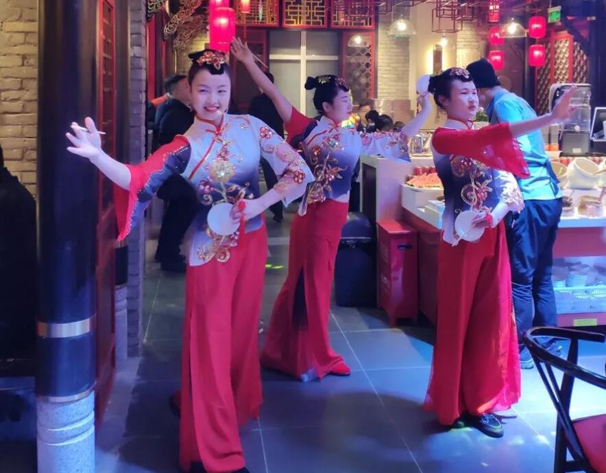 朝天門火鍋的裝修是統(tǒng)一的風(fēng)格和模板嗎？