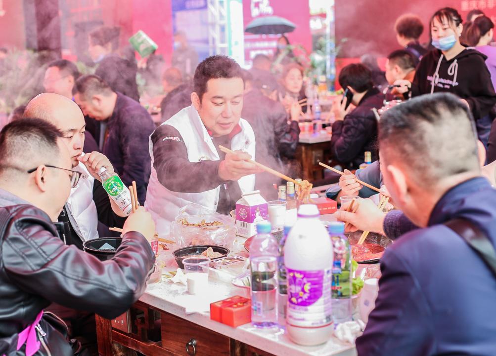 加盟朝天門(mén)火鍋如何？營(yíng)運(yùn)部提供全程保姆式扶持！